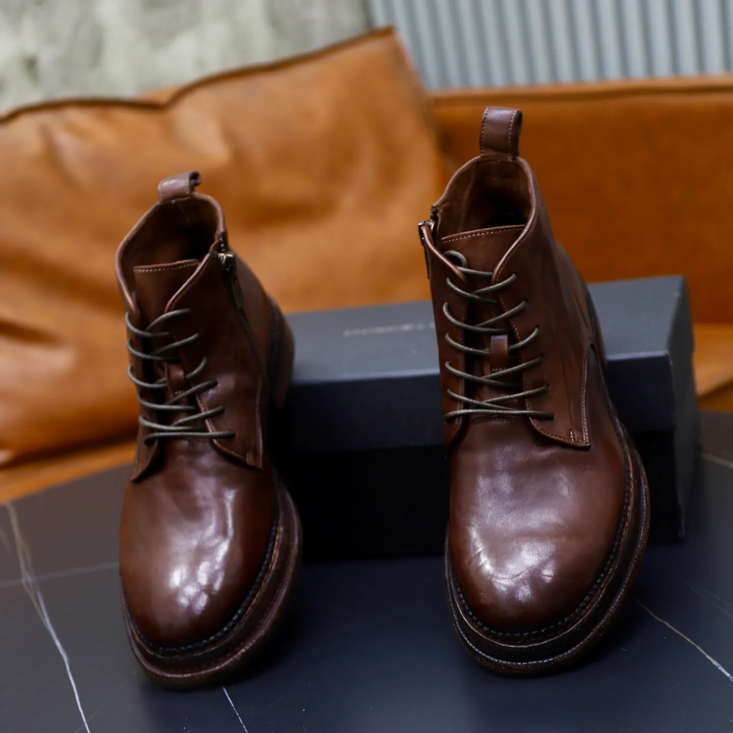 Ex-factory price: 1320💰DG men’s new horse leather work boots! Dongguan's top quality work boots are made of washed horsehide. The body is scratched and distressed. It is a work of hand-rubbing craftsmanship. The collar is wrapped in soft cow leather. It is simple and beautiful, fashionable and casual. It is equipped with a full cowhide lining and embossed logo feet. It is matched with a combination of genuine leather and zigzag rubber outsole. Look at the details of the leather material. If you pursue high quality, check it out! Extremely comfortable! Comes with original box and dust bag! Size: 38-39-40-41-42-43-44 standard leather shoe size